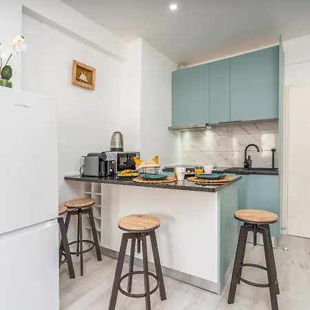 Hostwise - Seaside Escape With Balcony