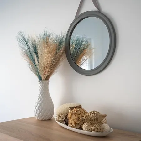 Hostwise - Seaside Escape With Balcony Apartman *