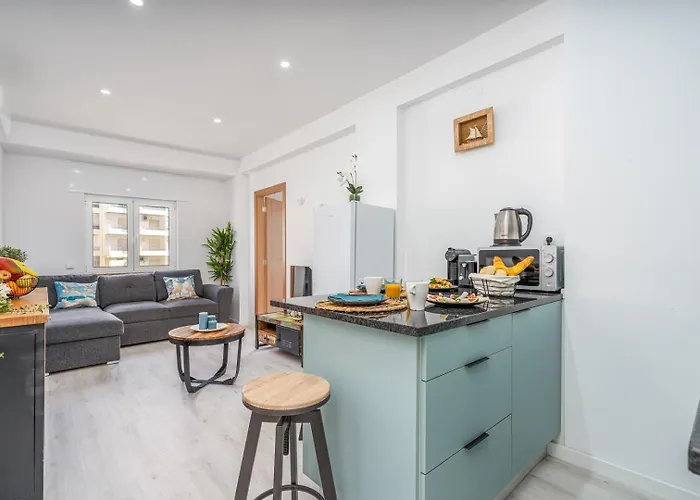 Hostwise - Seaside Escape With Balcony