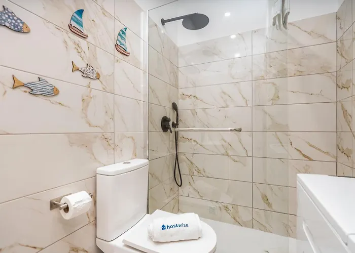 Hostwise - Seaside Escape With Balcony *