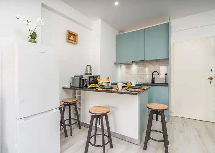 Hostwise - Seaside Escape With Balcony