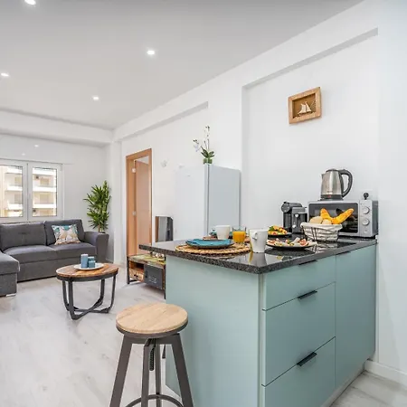 Hostwise - Seaside Escape With Balcony