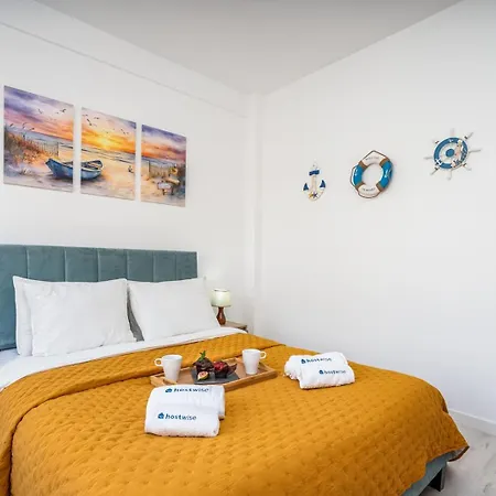 Hostwise - Seaside Escape With Balcony