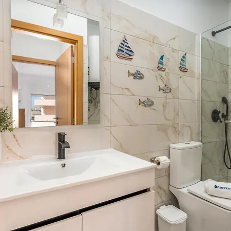 דירה Hostwise - Seaside Escape With Balcony *